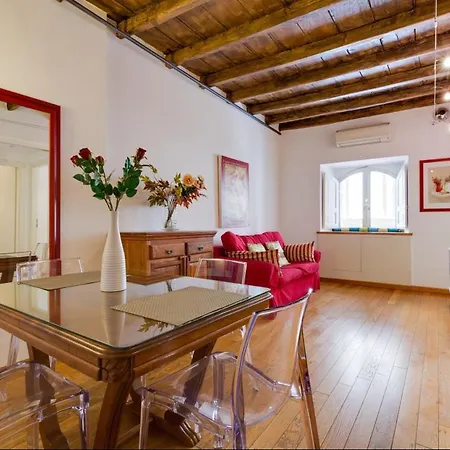 Piazza Barberini Apartment *